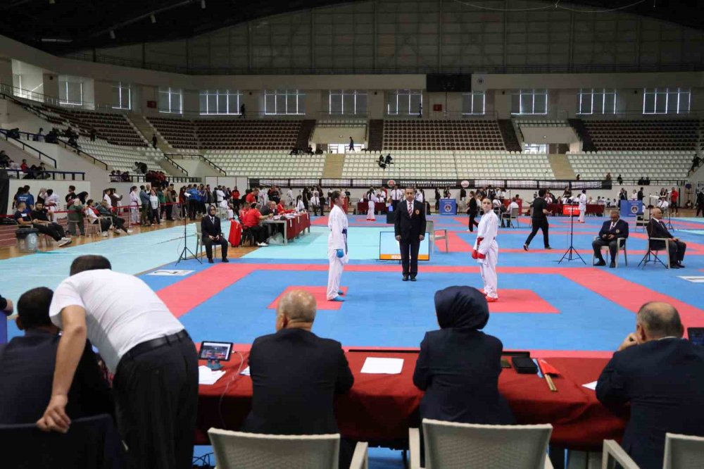 1200 sporcu Elazığ’da karate için buluştu