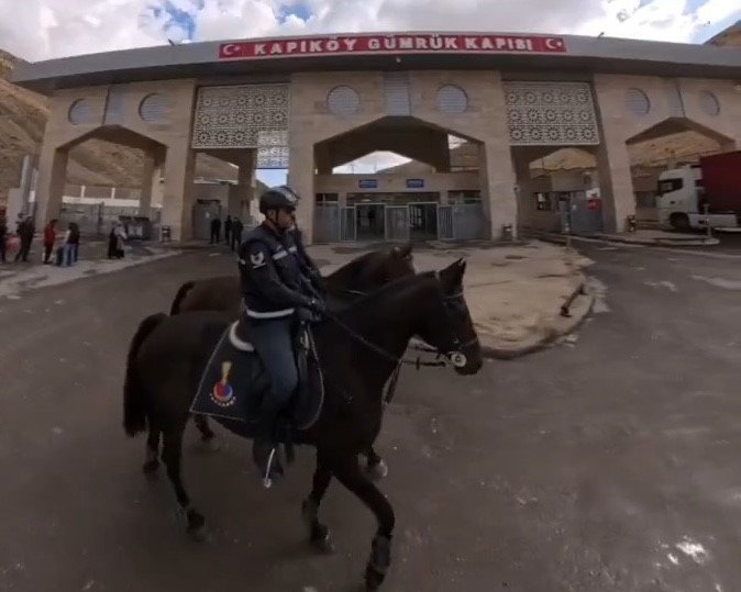 Atlı Jandarmalar Kapıköy sınırında görevde