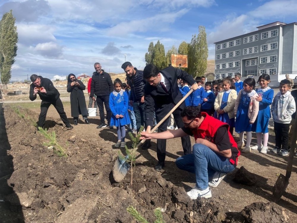 Kars’ta öğrenciler fidan dikti