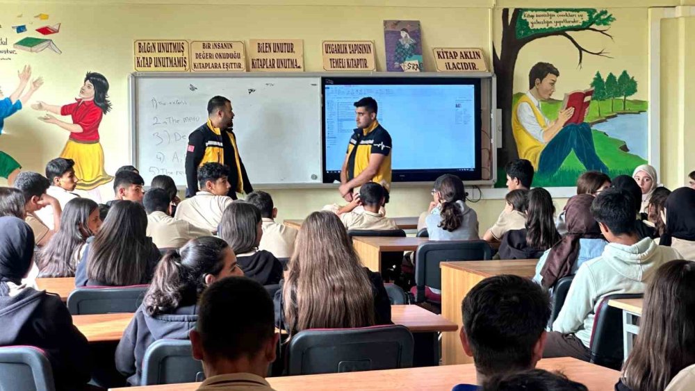 Mezun olduğu okulda öğrencilere hayat kurtarma dersi verdi