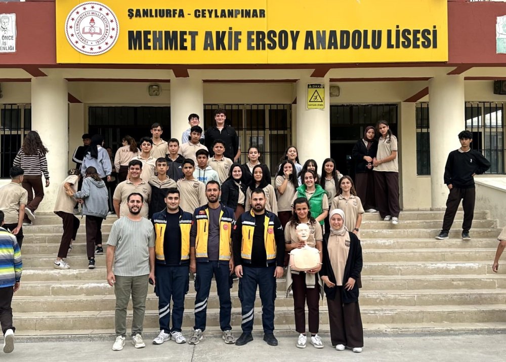 Mezun olduğu okulda öğrencilere hayat kurtarma dersi verdi