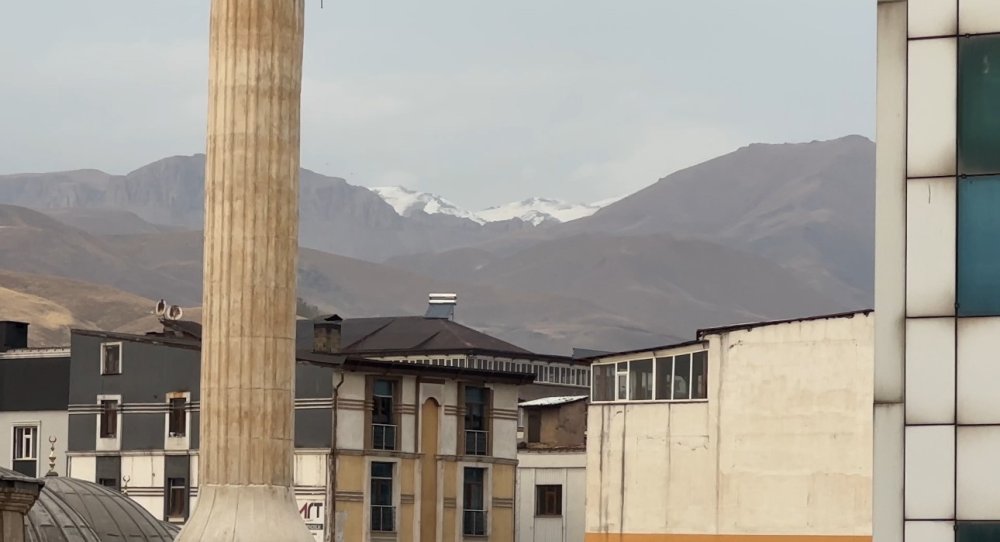 Yüksekova'da Mor Dağı’nın zirvesi de beyaza büründü