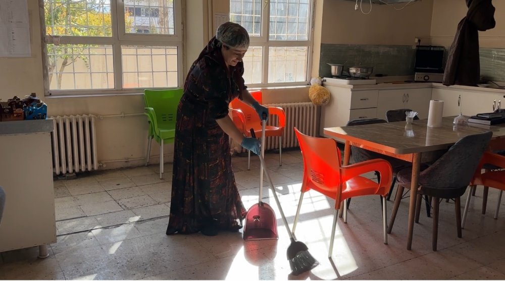 5 yıldır tek başına 800 öğrenciye bakıyor