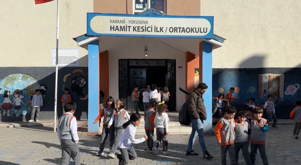 5 yıldır tek başına 800 öğrenciye bakıyor