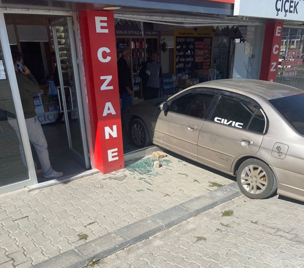 El freni çekilmeyen araç eczaneye girdi