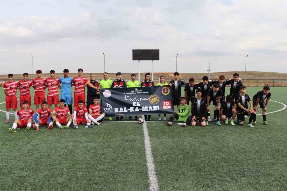 Futbol maçında "Kadına El Kalkamaz" farkındalığı