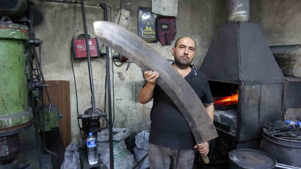 İnsan boyundaki et satırı alıcısını bekliyor