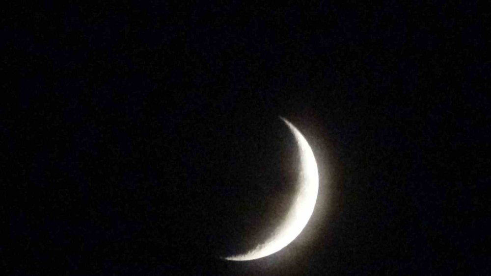 Van’da hilal, seyri güzel bir manzara oluşturdu