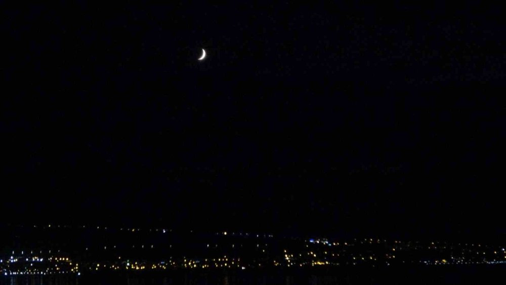 Van’da hilal, seyri güzel bir manzara oluşturdu