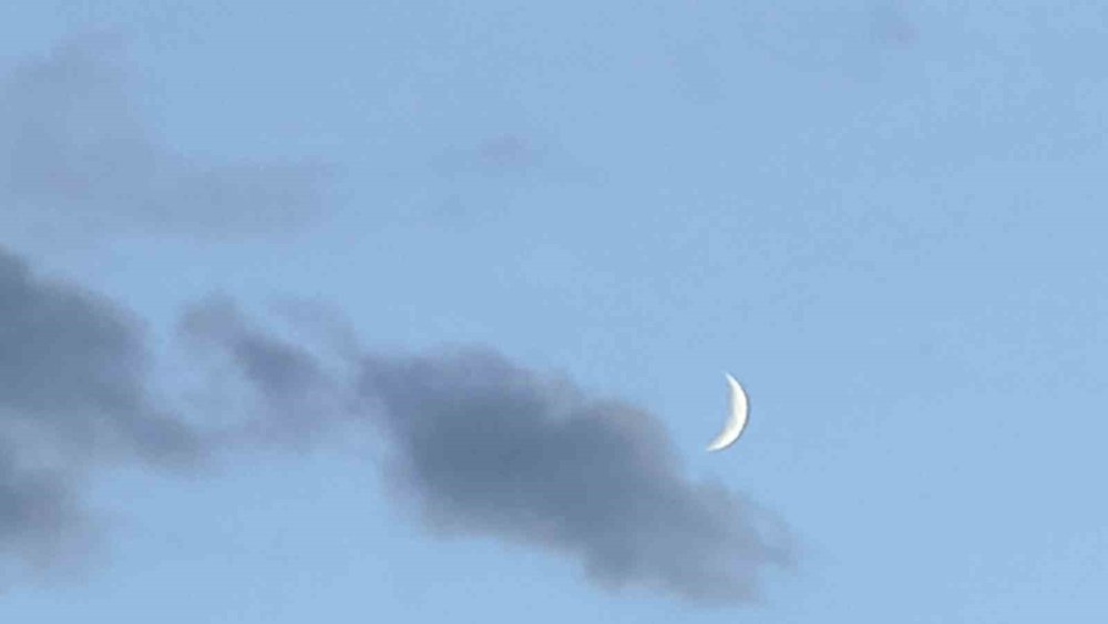 Van’da hilal, seyri güzel bir manzara oluşturdu