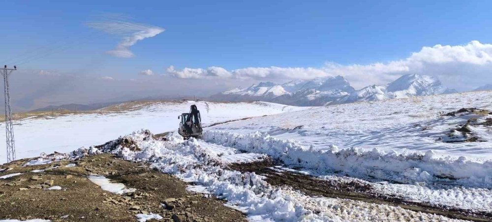 Yüksekova'daki üs bölgesinde karla mücadele çalışması