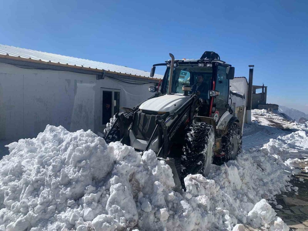Yüksekova'daki üs bölgesinde karla mücadele çalışması