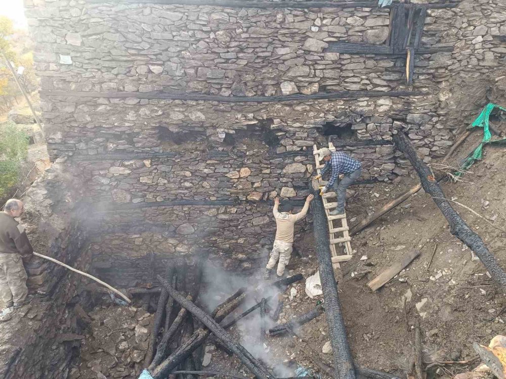 Bahçesaray’da odunluk yangını