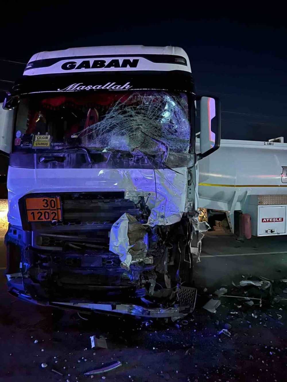 Hani'de yolcu minibüsü ile tanker çarpıştı: 1 yaralı