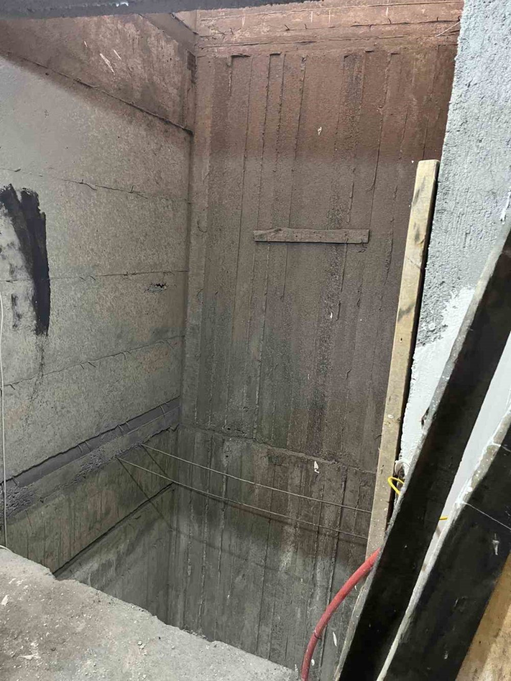 Iğdır’da asansör boşluğuna düşen 2 işçi yaralandı