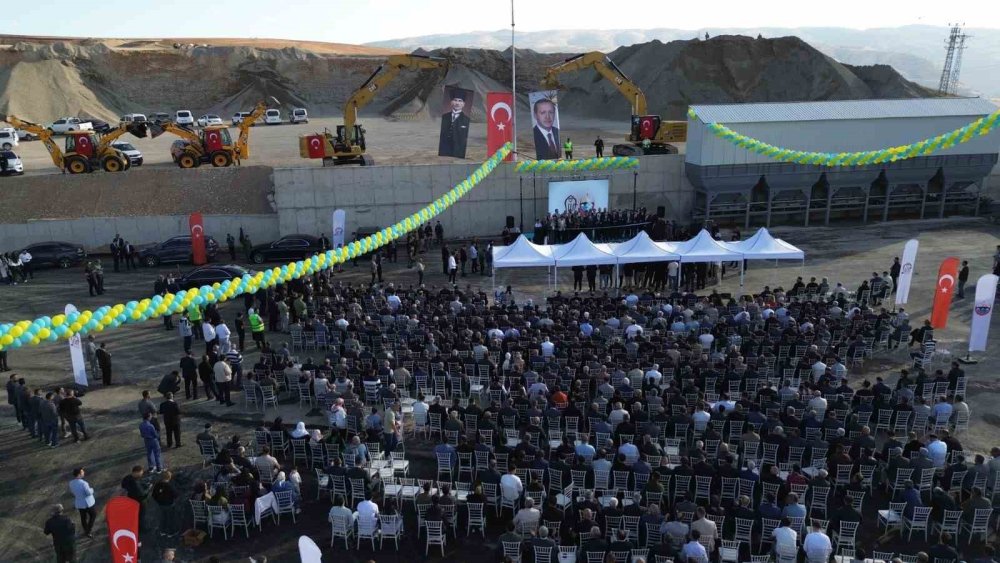 Siirt’e Cumhuriyet’in 102’nci yılına özel 102 kilometrelik yol çalışması