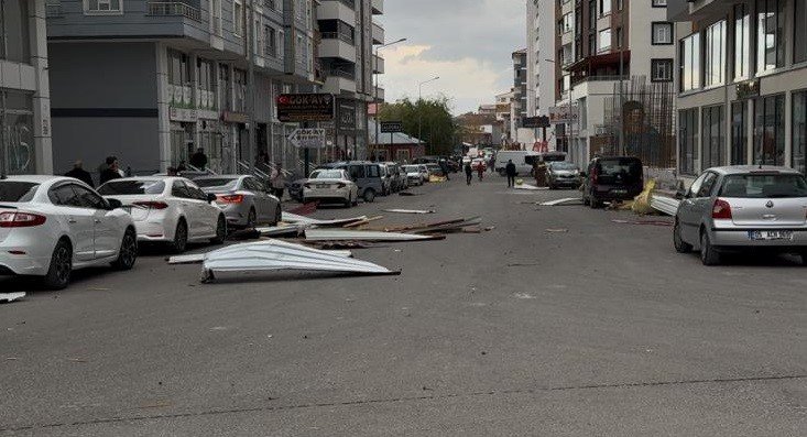 Ağrı’da rüzgar çatıları uçurdu