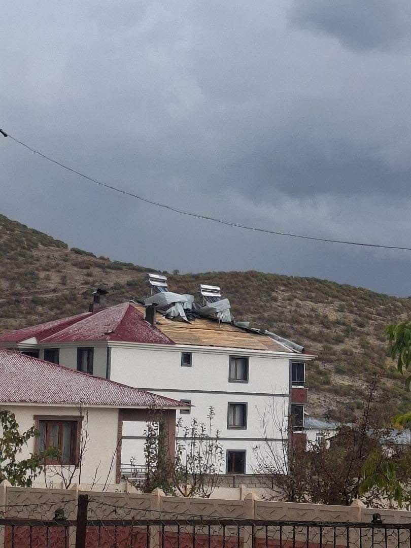 Bingöl’de fırtına çatıları uçurdu