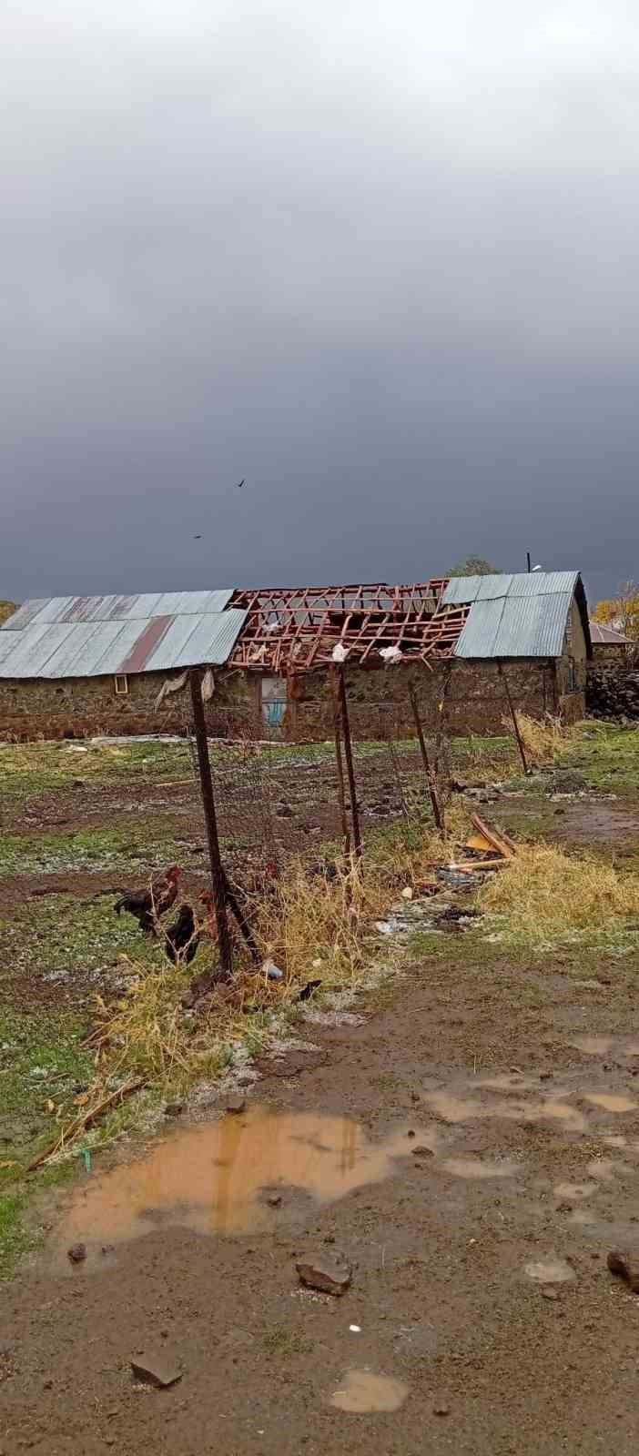 Bingöl’de fırtına çatıları uçurdu