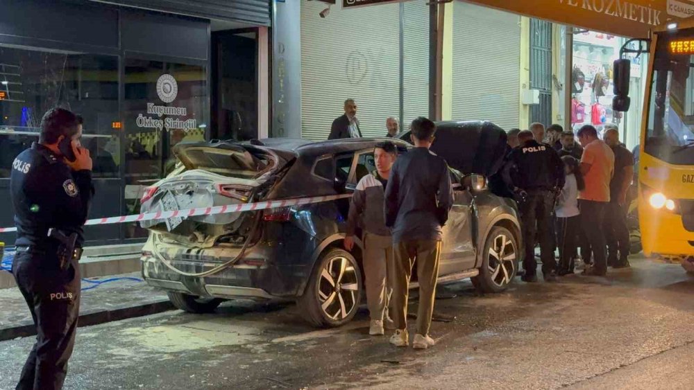 Park halindeki otomobilde bulunan mutfak tüpü patladı: 1 yaralı