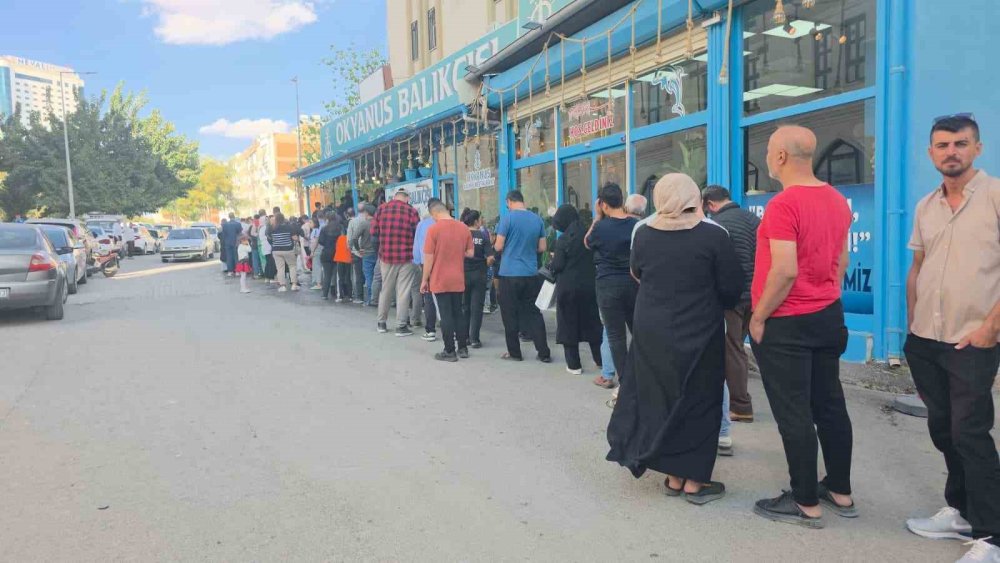 Urfa’da ucuz hamsi kuyruğu