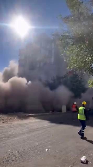 Ağır hasarlı bina tek dokunuşta yerle bir oldu