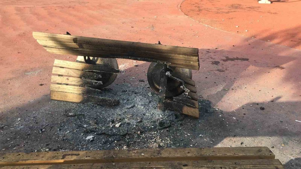 Diyarbakır’da bazı parklarda oturma bankları yakıldı