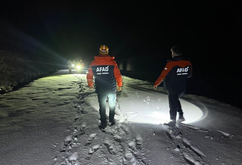 Doğubayazıt'ta karda mahsur kalan 2 kişi kurtarıldı