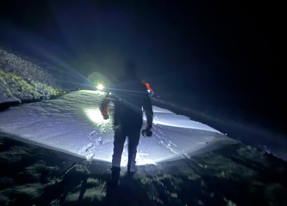 Doğubayazıt'ta karda mahsur kalan 2 kişi kurtarıldı