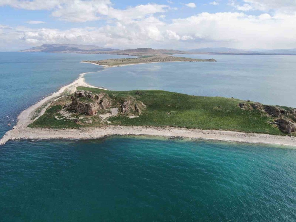 Van Gölü’nde su seviyesi düştü, antik yol ortaya çıktı