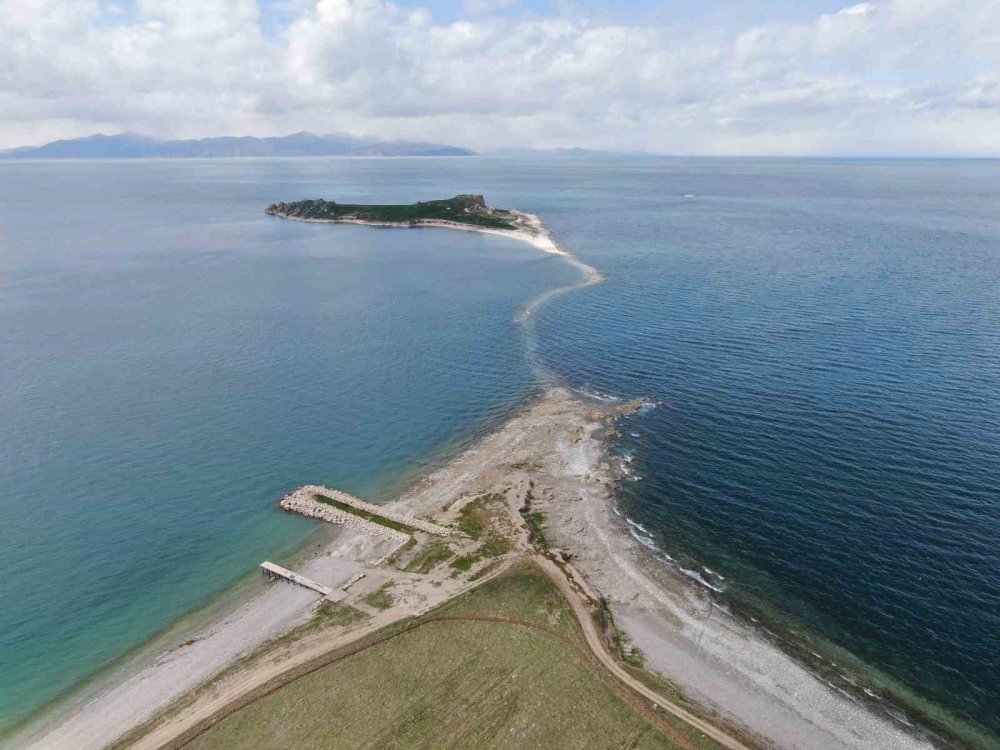 Van Gölü’nde su seviyesi düştü, antik yol ortaya çıktı