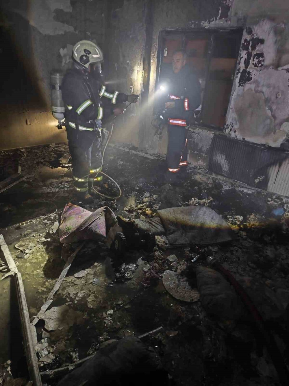 Kızıltepe'de bina yangını: 2 kişi dumandan etkilendi