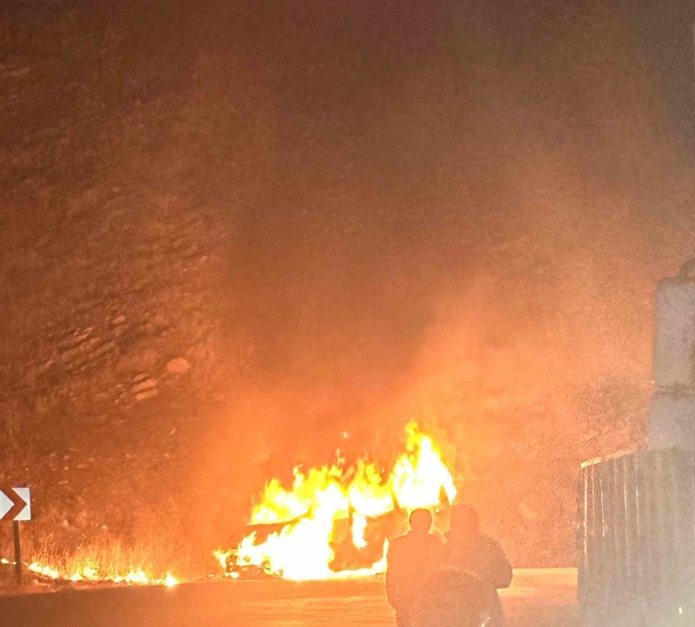 Şırnak-Uludere yolunda seyir halindeki araç alev aldı