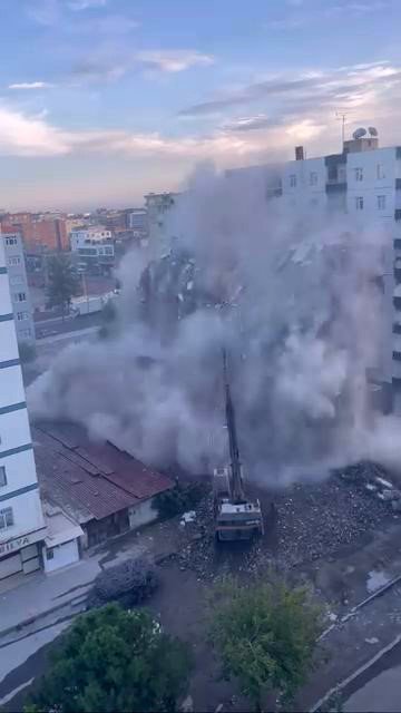 Ağır hasarlı 8 katlı bina tek dokunuşta yerle bir oldu