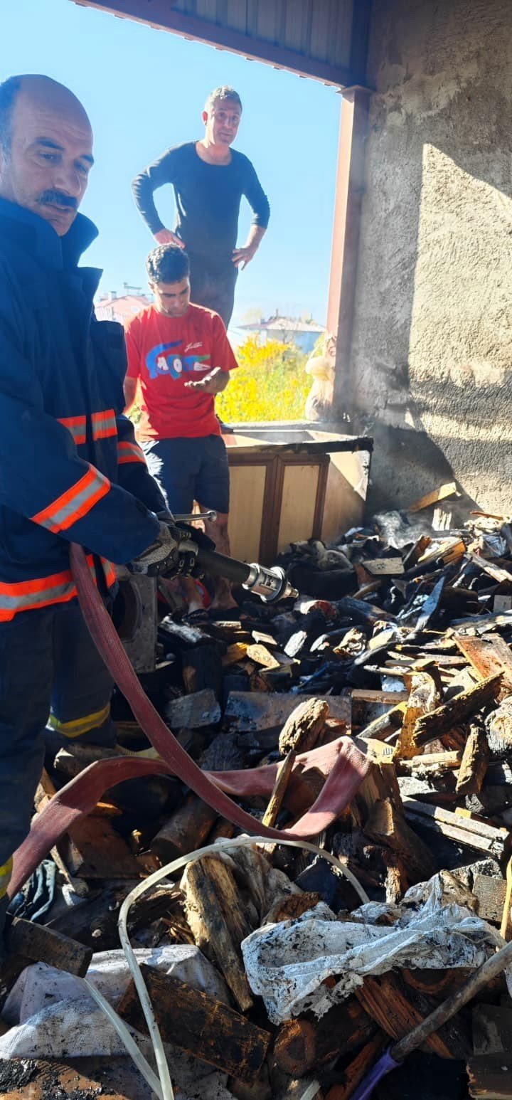 Edremit'te çatı yangını