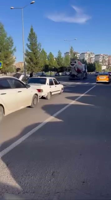 Yolda kalan Fiat Tofaş’ı, başka bir aracın kaputuna çıkıp ayakları ile ittirdiler