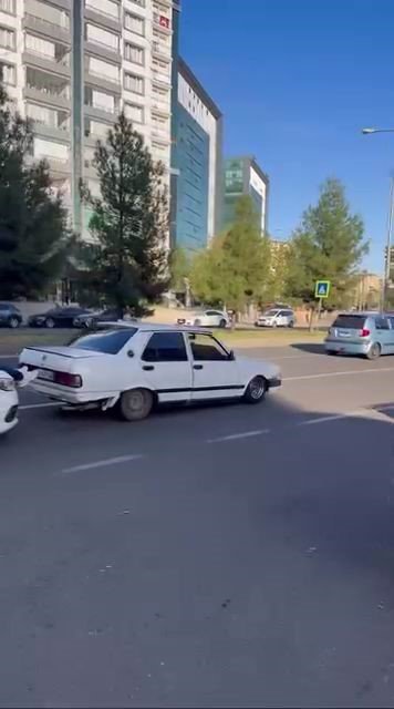 Yolda kalan Fiat Tofaş’ı, başka bir aracın kaputuna çıkıp ayakları ile ittirdiler