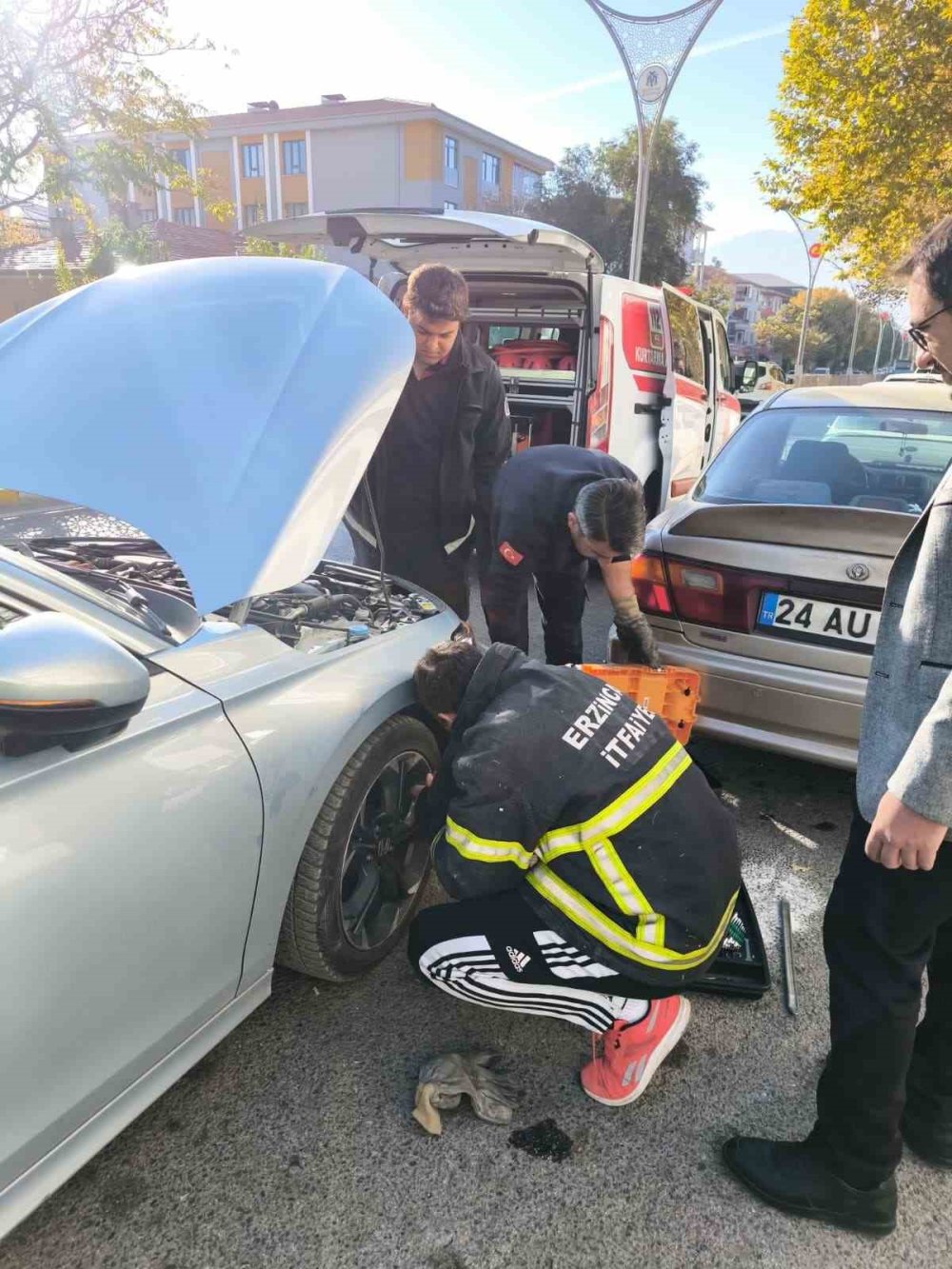 Aracın motor kısmına sıkışan yavru kedi itfaiye ekiplerince kurtarıldı