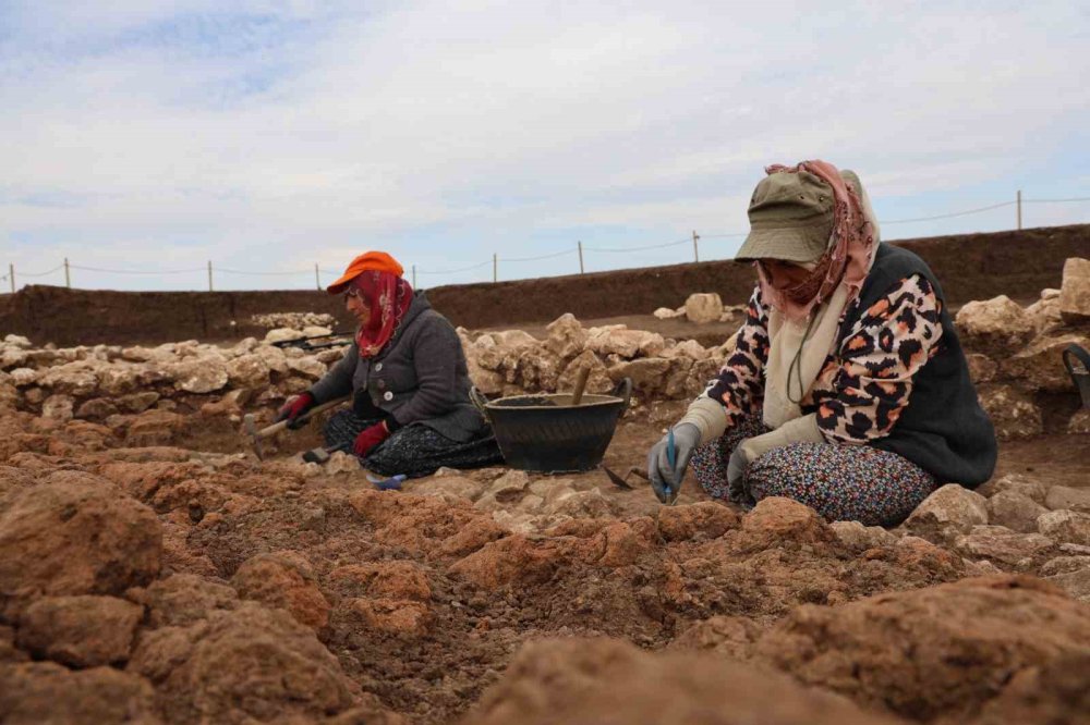 Ergani'de 5 bin yıl önce depremin yıktığı yapının enkazı ortaya çıkartıldı