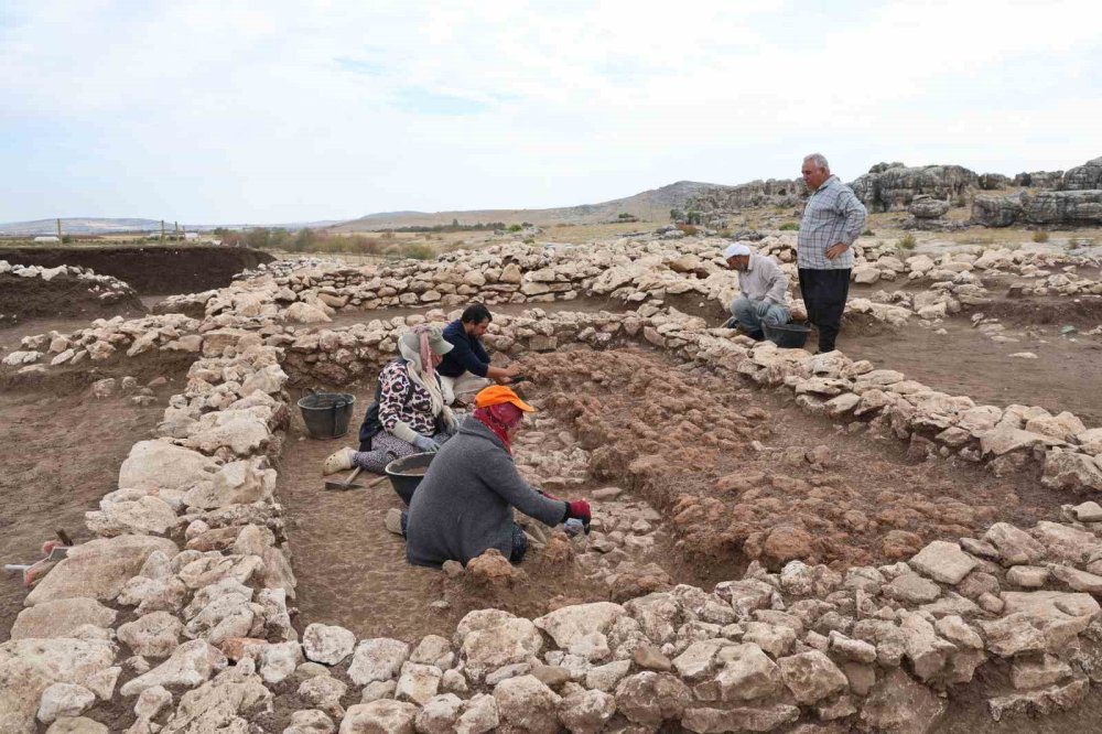 Ergani'de 5 bin yıl önce depremin yıktığı yapının enkazı ortaya çıkartıldı