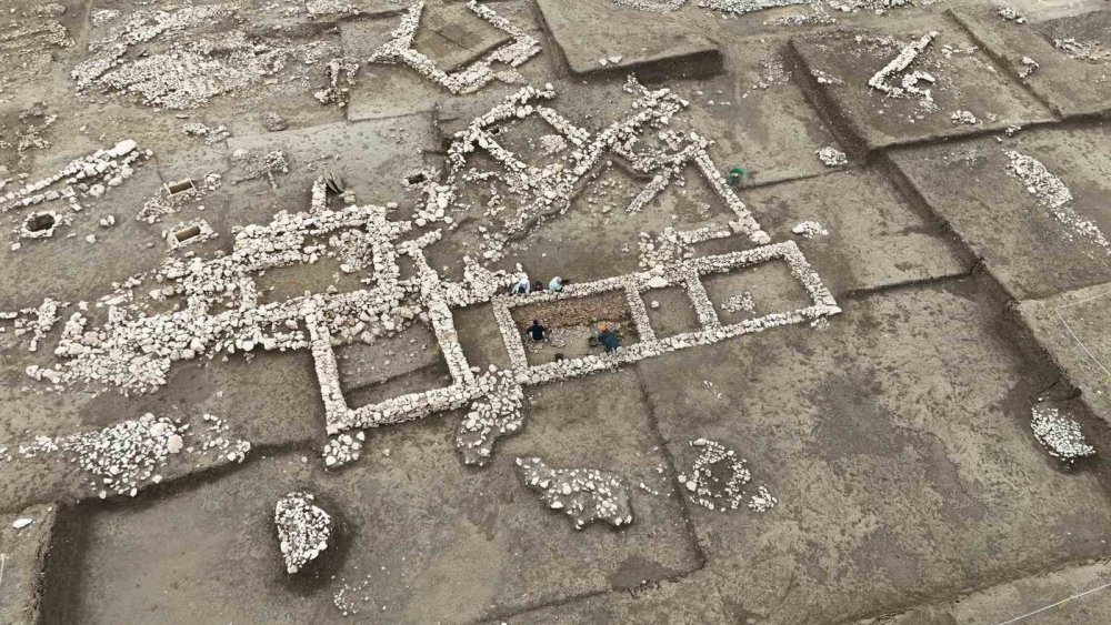 Ergani'de 5 bin yıl önce depremin yıktığı yapının enkazı ortaya çıkartıldı