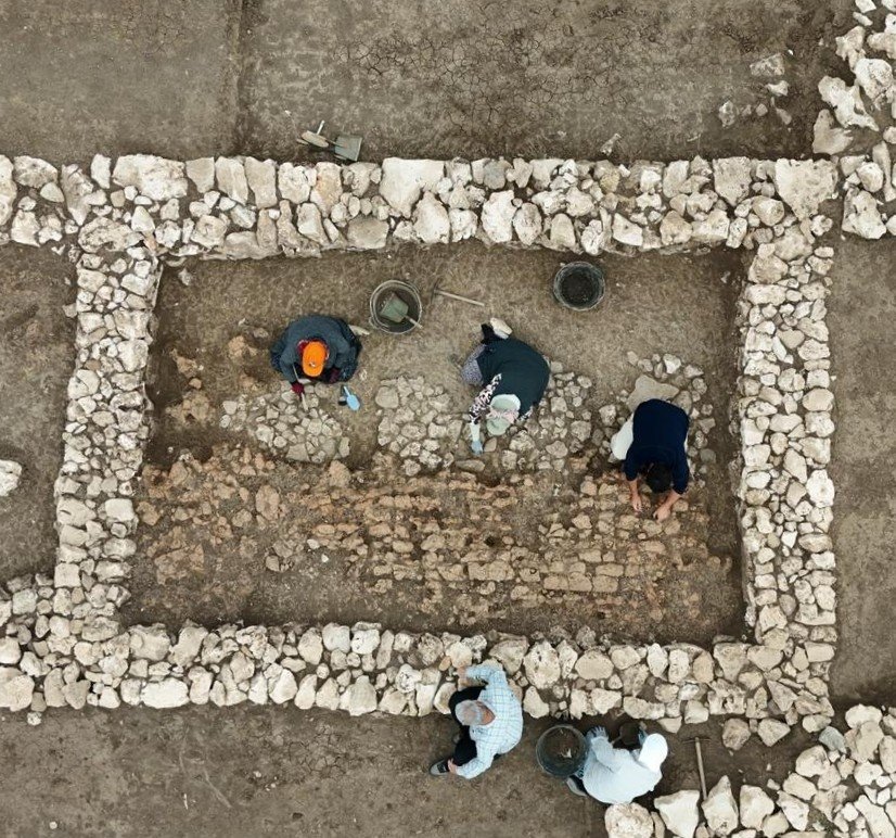 Ergani'de 5 bin yıl önce depremin yıktığı yapının enkazı ortaya çıkartıldı