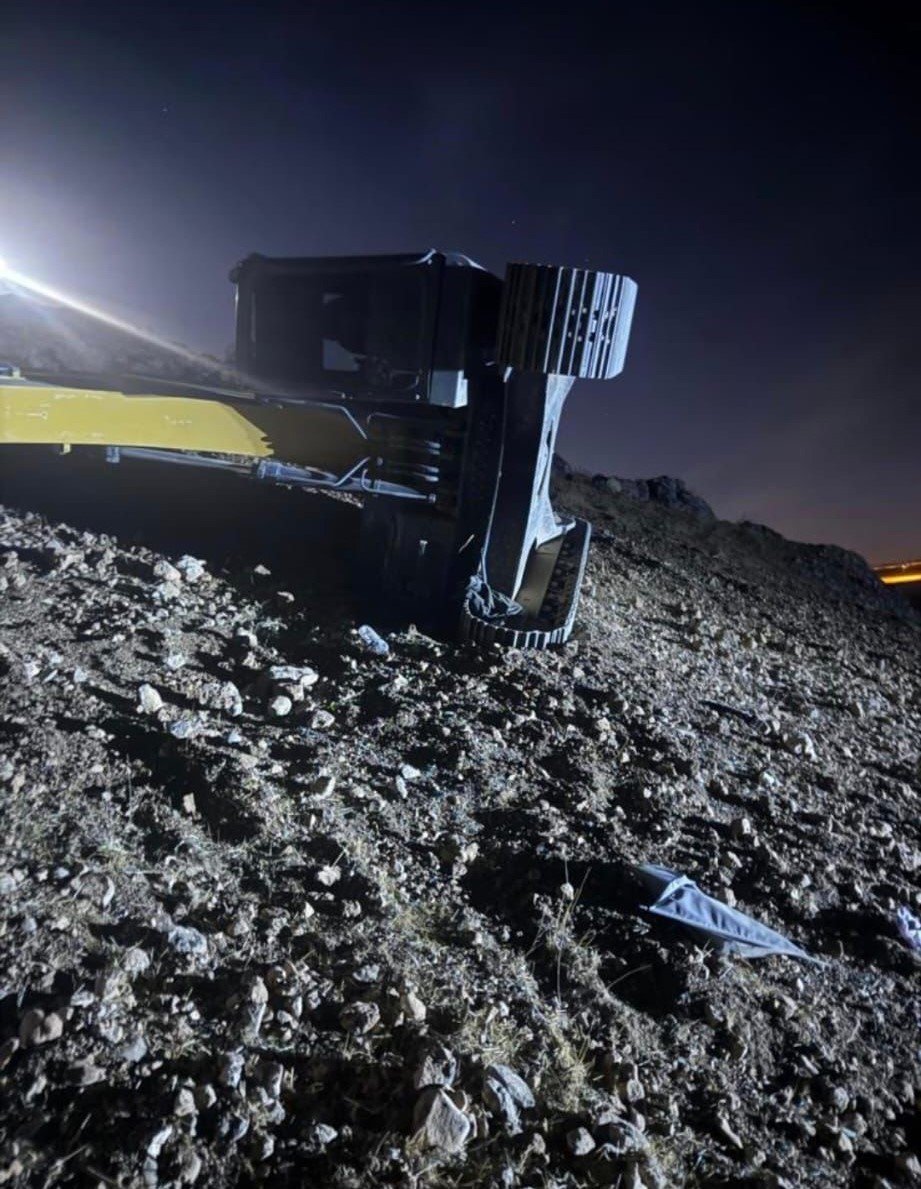 Kurtalan'da ekskavatör devrildi, operatör ağır yaralandı