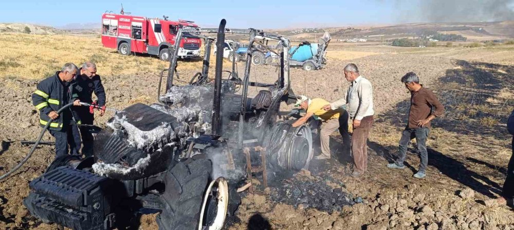 Tarlayı süren traktör yandı