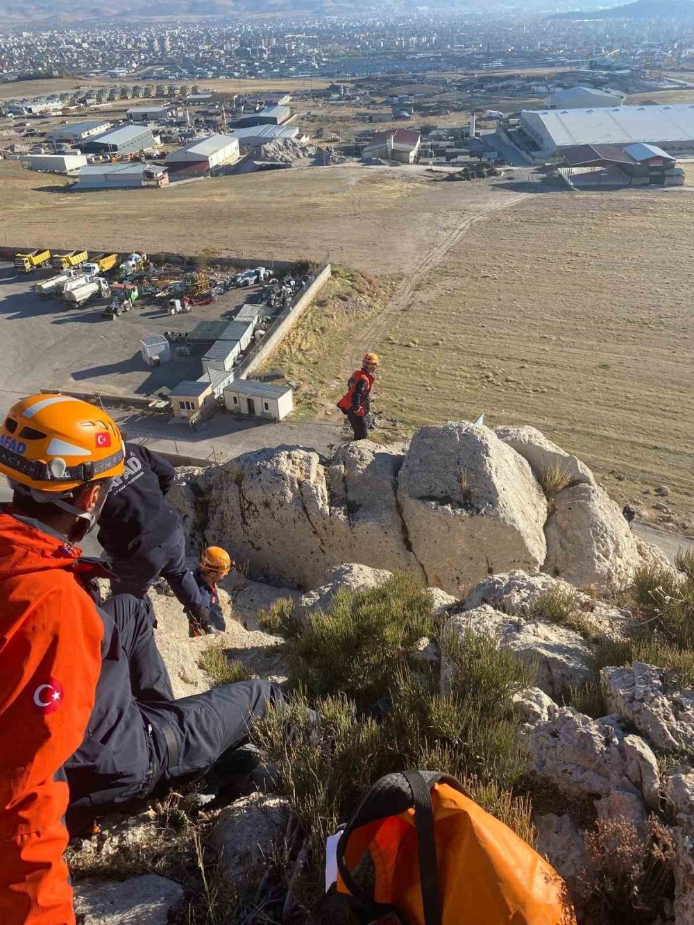 Van’da kayalıklarda mahsur kalan şahıs kurtarıldı