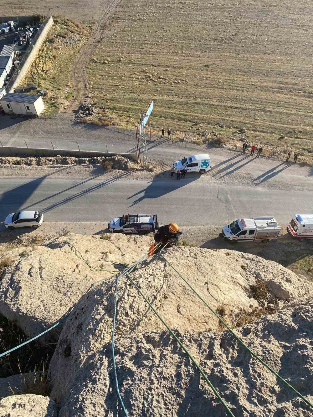 Van’da kayalıklarda mahsur kalan şahıs kurtarıldı