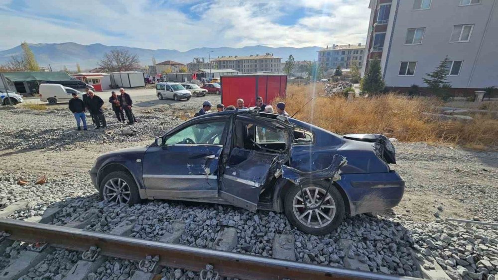 Yük treni otomobil ile çarpıştı
