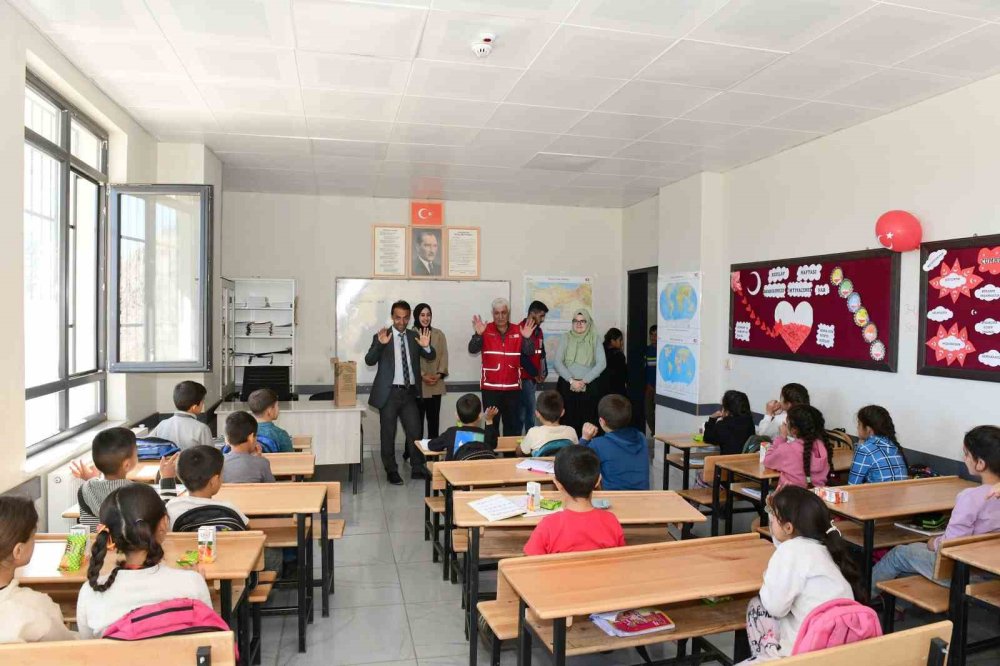 Kızılay’dan Çatak’taki öğrencilere destek