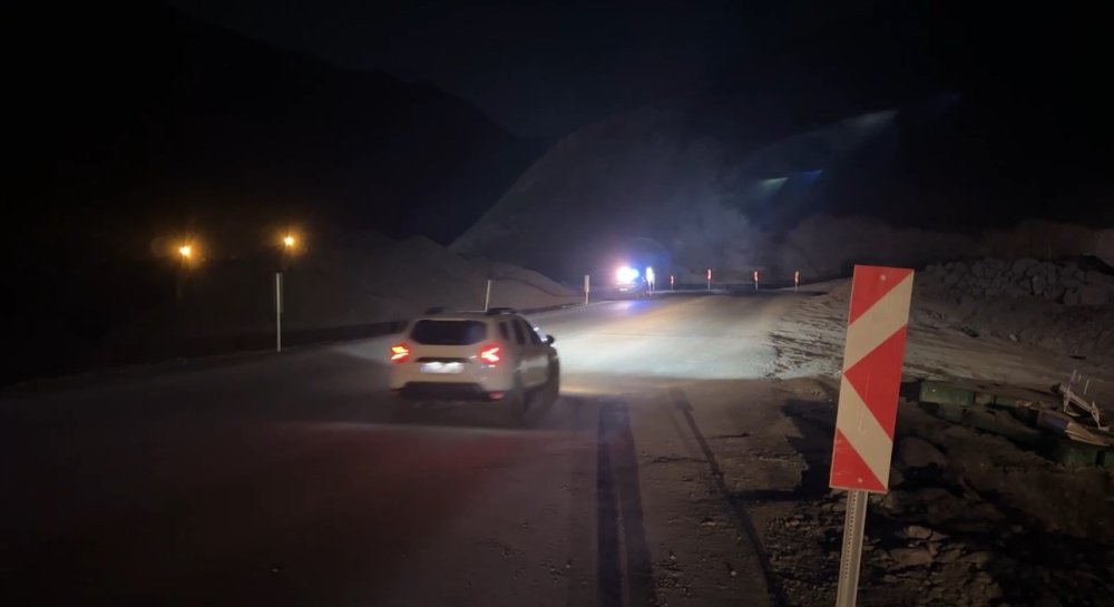 Hakkari’de otomobil dereye uçtu: 2 yaralı