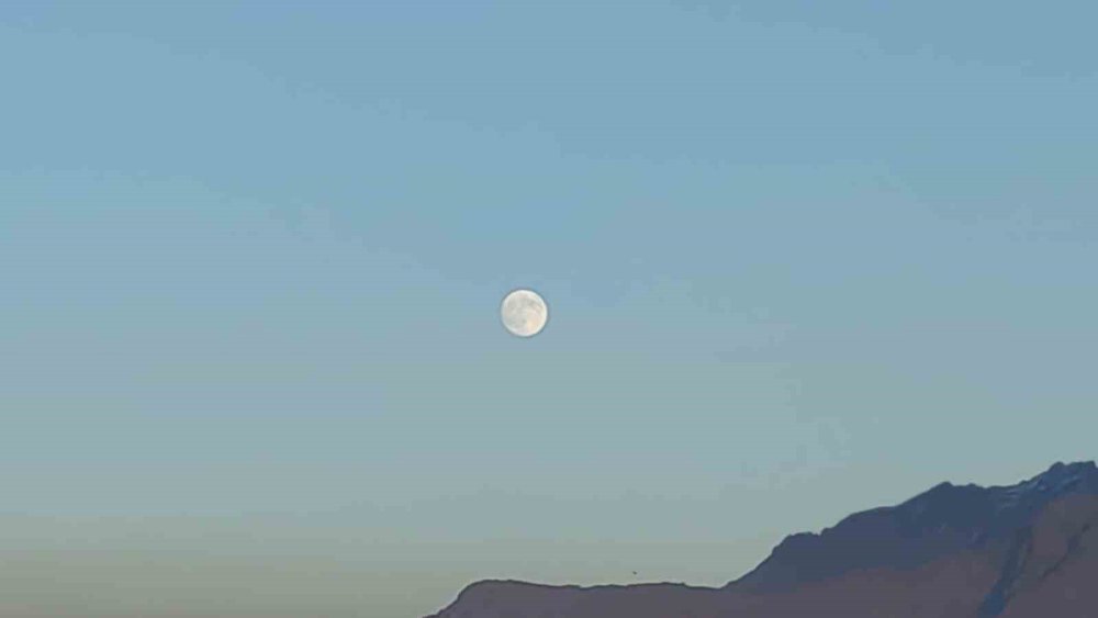 Van’da eş zamanlı güzellik: Ay doğarken güneş battı